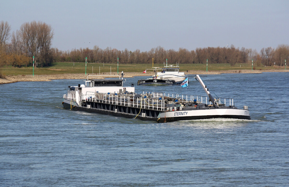 TMS ETERNITY (ENI:02318416) L.85 m B.9,50 m T 1282 Flagge Niederlande auf dem Rhein zu Berg am 18.02.2022 in Xanten.