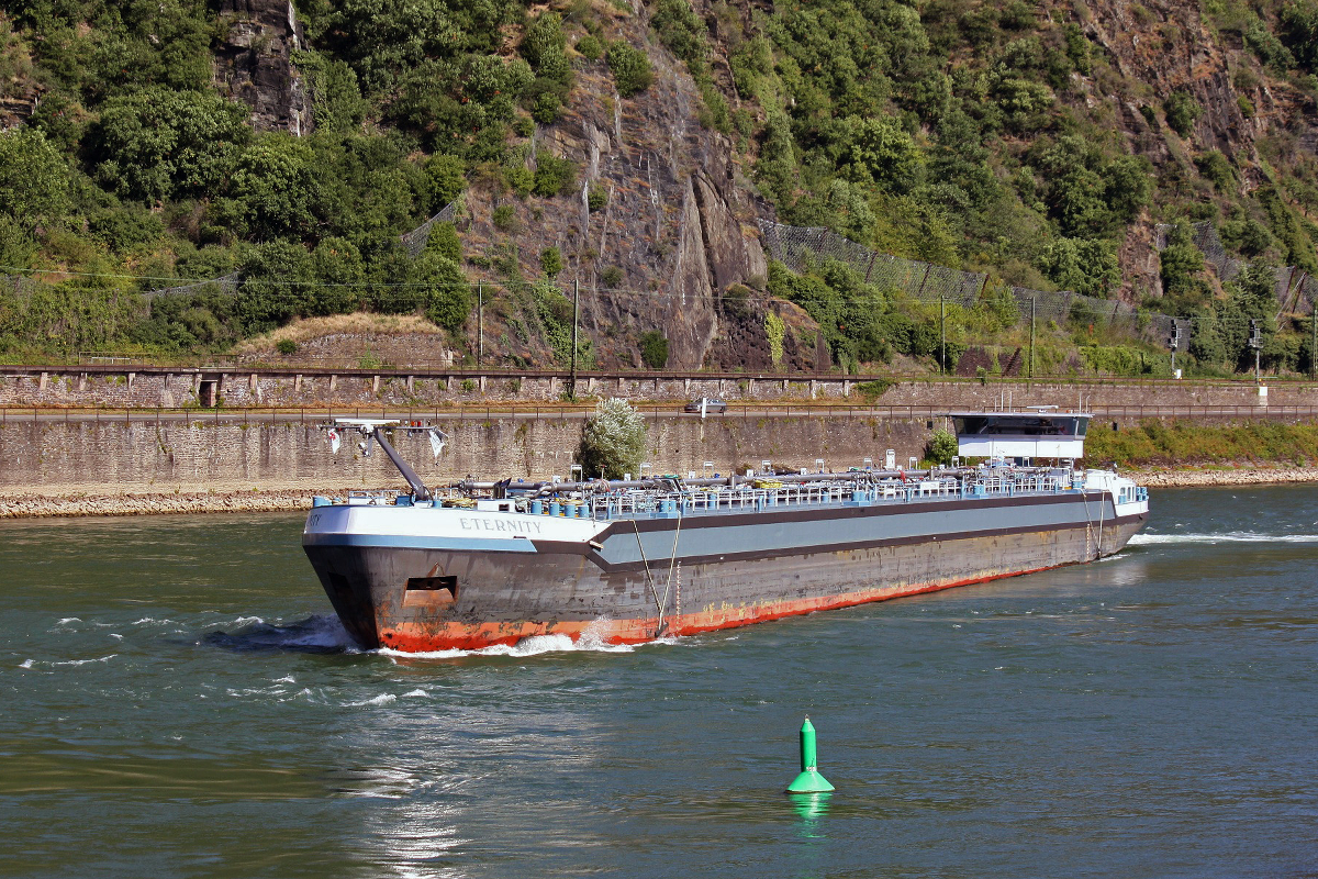 TMS ETERNITY (ENI:02333568) L.110m B.11,45m T 2991 am 21.07.2020 auf dem Rhein in St.Goar Loreley zu Tal.