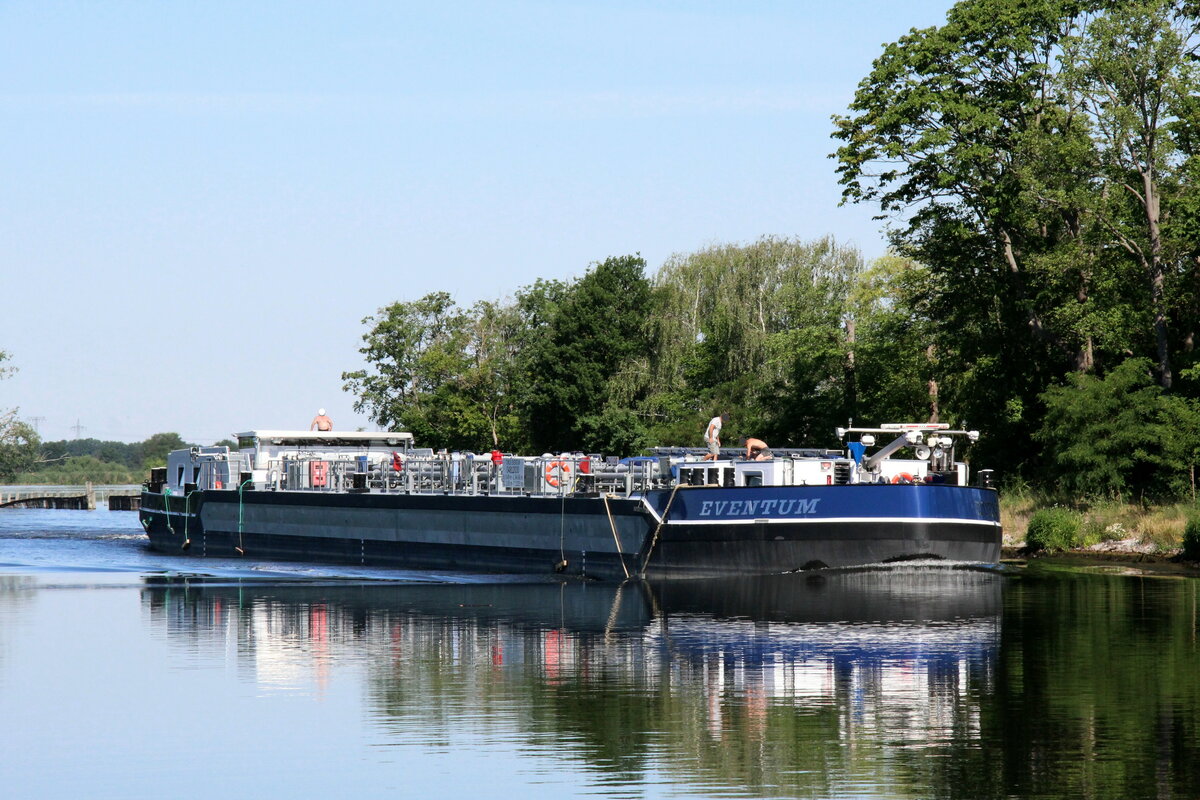 TMS  EVENTUM  (04812030 , 84,66 x 9,49m) am 22.06.2022 im Sacrow-Paretzer-Kanal  /  UNTERE HAVEL-WASSERSTRASSE Höhe km 22 / Fahrlander See auf Bergfahrt.