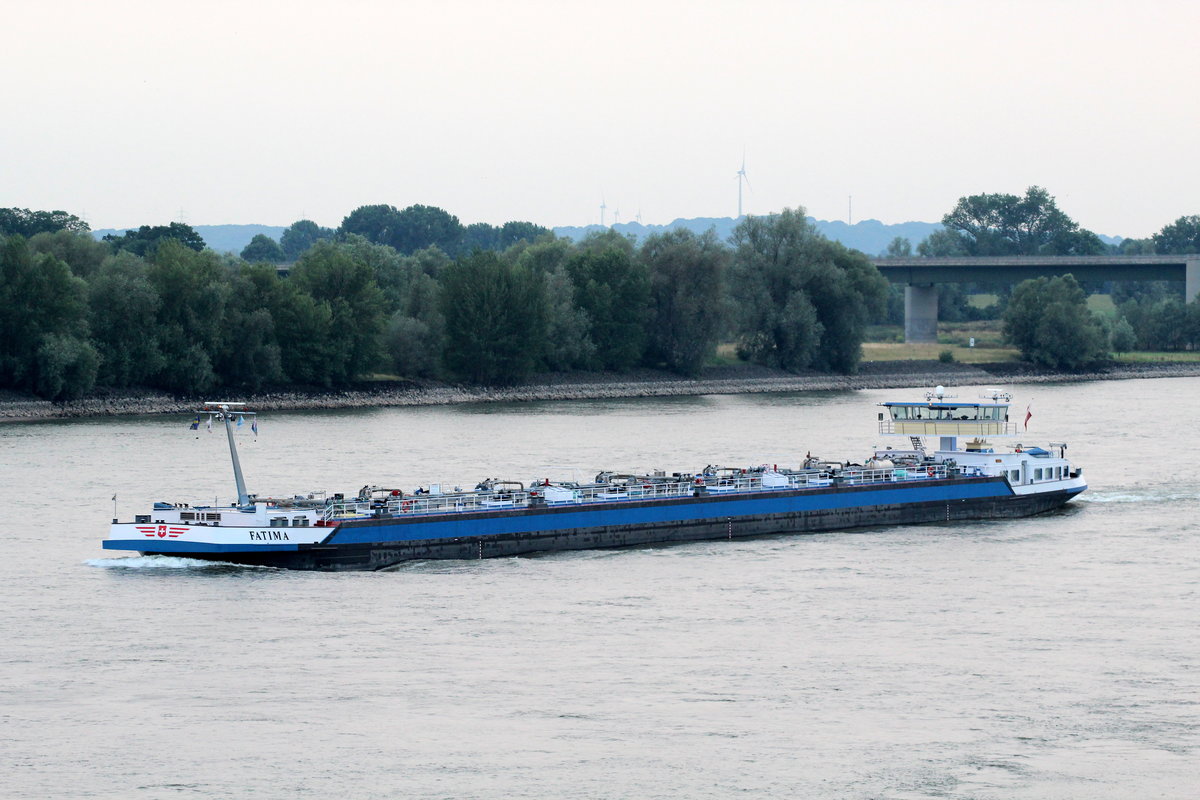 TMS Fatima (07001808 , 124,90 x 11,45m) am 08.07.2017 auf dem Rhein bei Rees auf Bergfahrt.