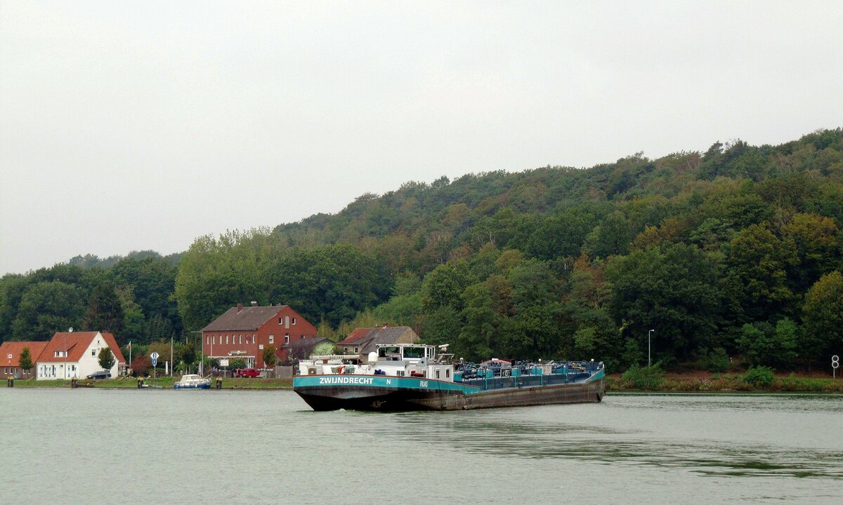 TMS  FILIAS  (02317695 , 79,9 x 9m) bog am 03.10.2020 im Nassen Dreieck , vom DORTMUND-EMS-KANAL zu Tal in den  MITTELLANDKANAL  zu Berg ab.