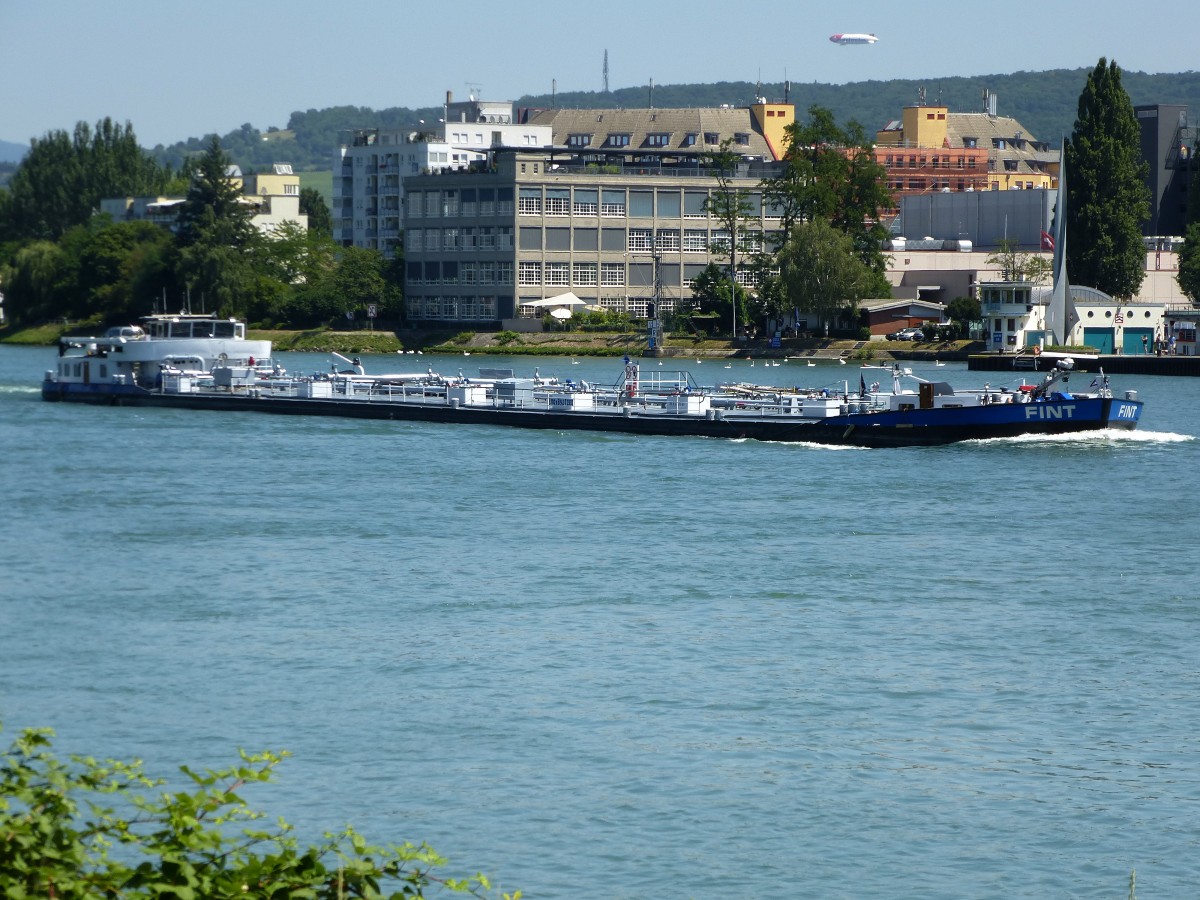 TMS  Fint , rheinaufwärts am Dreiländereck in Basel, der unter Niederländischer Flagge fahrende Tanker wurde 1974 gebaut, 110m Länge, Tonnage 2332t, Juli 2015