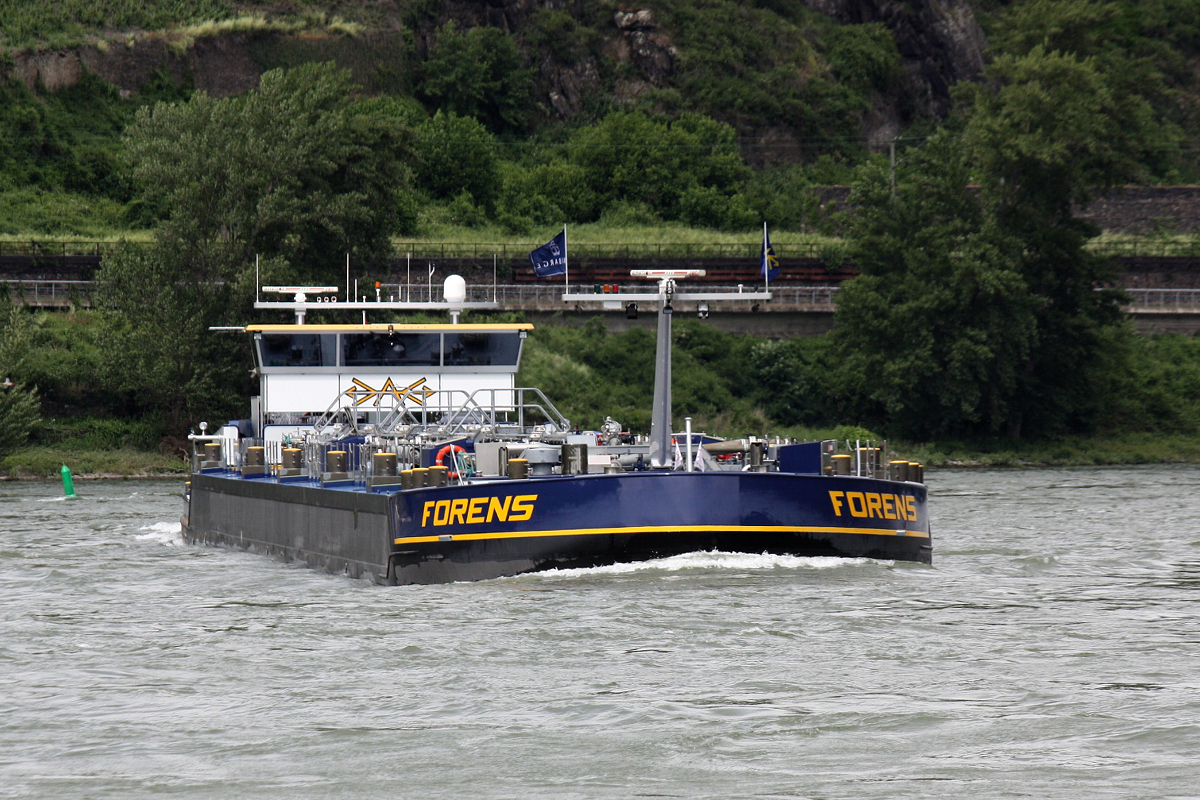 TMS Forens (ENI:02333436) Länge.135m Breite:11,48m Tonnage: 3904t am 06.06.2019 auf dem Rhein km 451 zu Berg bei Oberwesel.