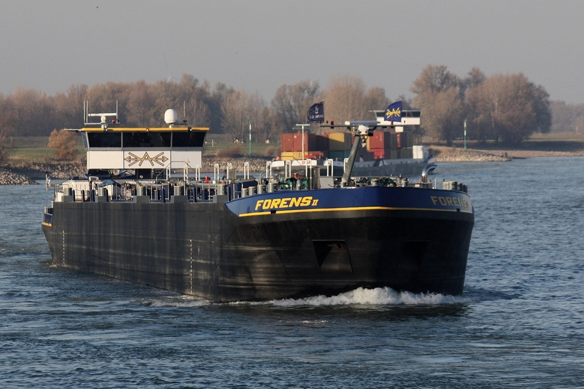 TMS Forens II (EIN:02327356) Maschine Caterpillar 2X 1014 PS am 11.2018 auf dem Rhein bei Xanten zu Berg.