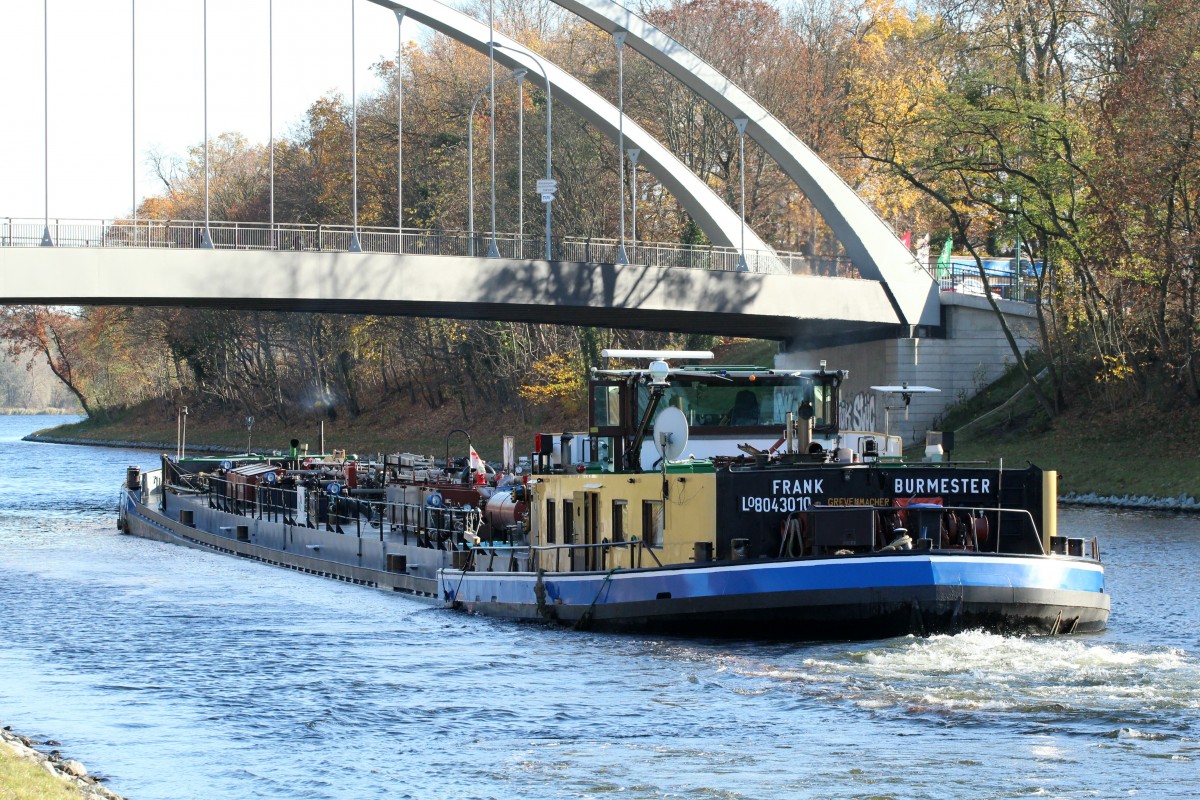 TMS Frank Burmester (08043010 , 80 x 9) am 08.11.2015 auf dem Sacrow-Paretzer Kanal / Havel zu Berg Richtung Berlin an der Nedlitzer Südbrücke.