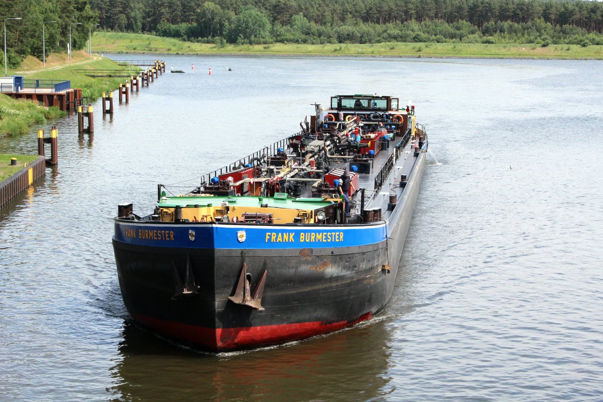 TMS Frank Burmester (08043010 , 79,73 x 8,97m) am 07.06.2016 vom Elbe-Havel-Kanal kommend bei der Einfahrt in die Schleuse Niegripp.