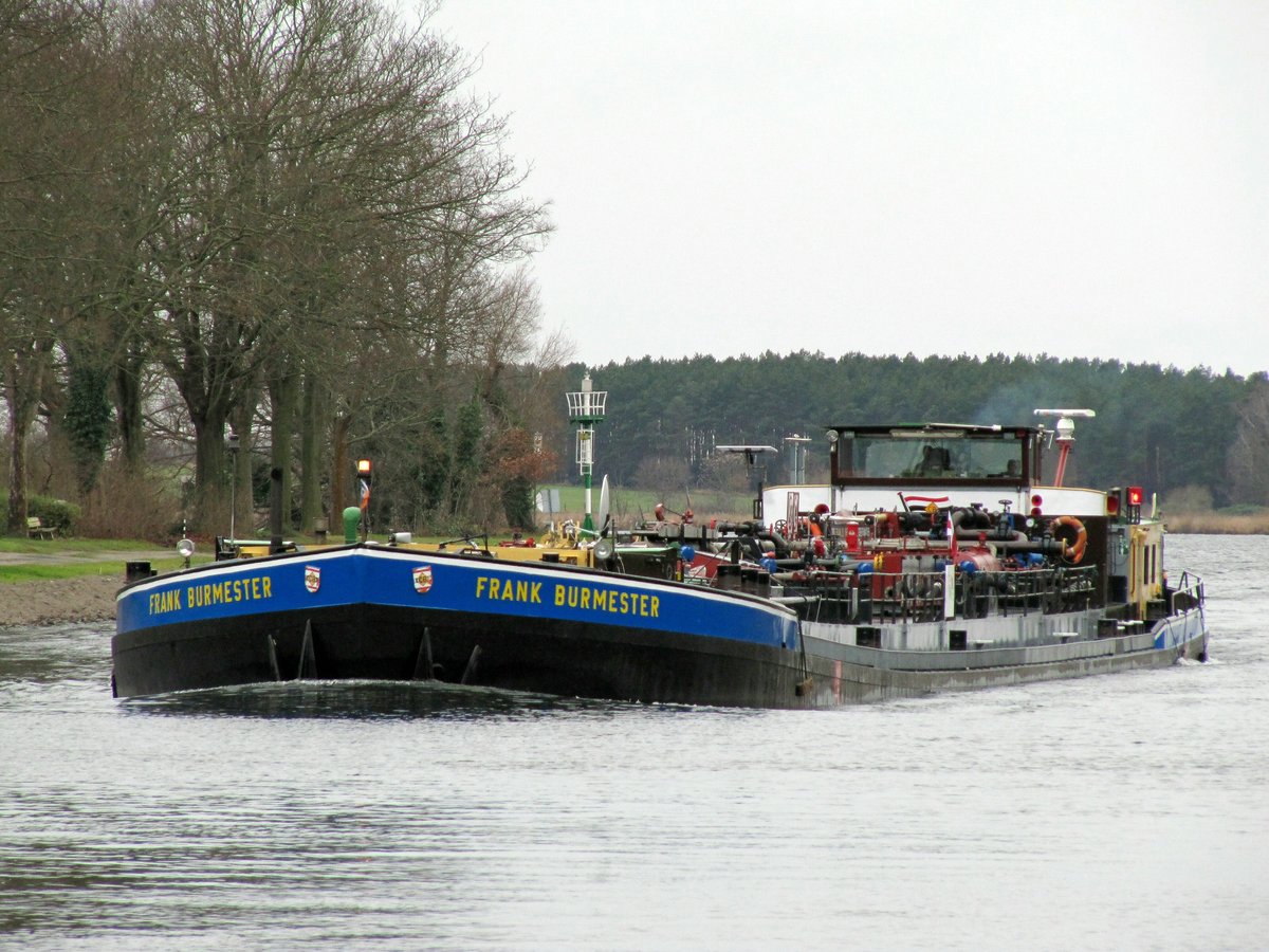 TMS Frank Burmester (08043010 , 80 x 9m) am 14.12.2017 im Sacrow-Paretzer-Kanal / UHW bei Schlänitzsee auf Bergfahrt nach Berlin.