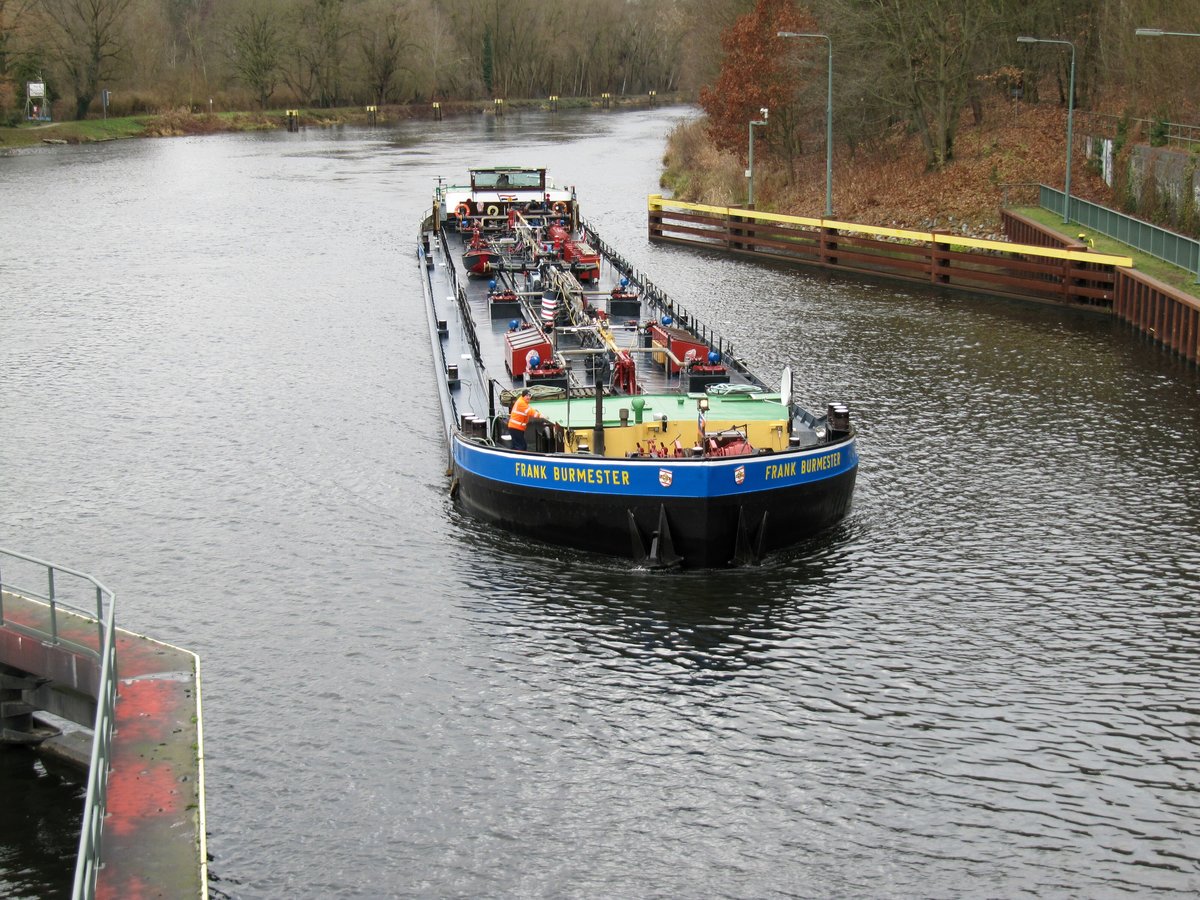 TMS Frank Burmester (08043010 , 80 x 9m) , einer der letzten  Einhüller  deren Tage gezählt sind , am 14.12.2017 im Unterwasser der Schleuse Kleinmachnow bei der Einfahrt in die Nordkammer.