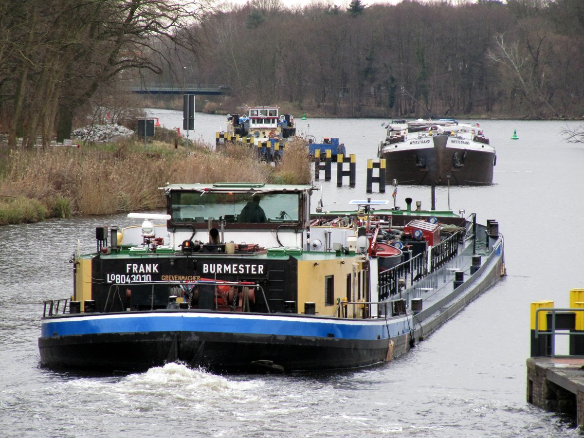 TMS Frank Burmester (08043010 , 80 x 9m) am 14.12.2017 nach der Bergschleusung in Kleinmachnow beim Ausfahren in den Teltowkanal.