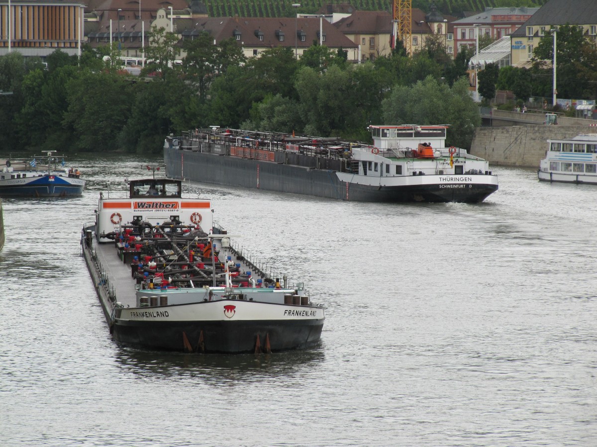 TMS Frankenland (04500950 , 110 x 9,5m) begegnete am 30.07.2013 im Unterwasser der Main-Schleuse Würzburg dem TMS Thüringen (04503620). Beide TMS gehören zur selben Reederei. Das TMS Frankenland wird allerdings z.Zt. verschrottet. 