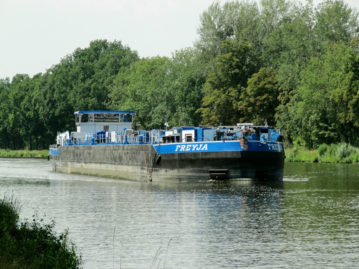 TMS  FREYJA  (04810780 , 84,75 x 9,50m) am 25.07.2022 im Sacrow-Paretzer-Kanal /  UNTERE-HAVEL-WASSERSTRASSE  zw. Schlänitzsee und Marquardt auf Bergfahrt nach Berlin.