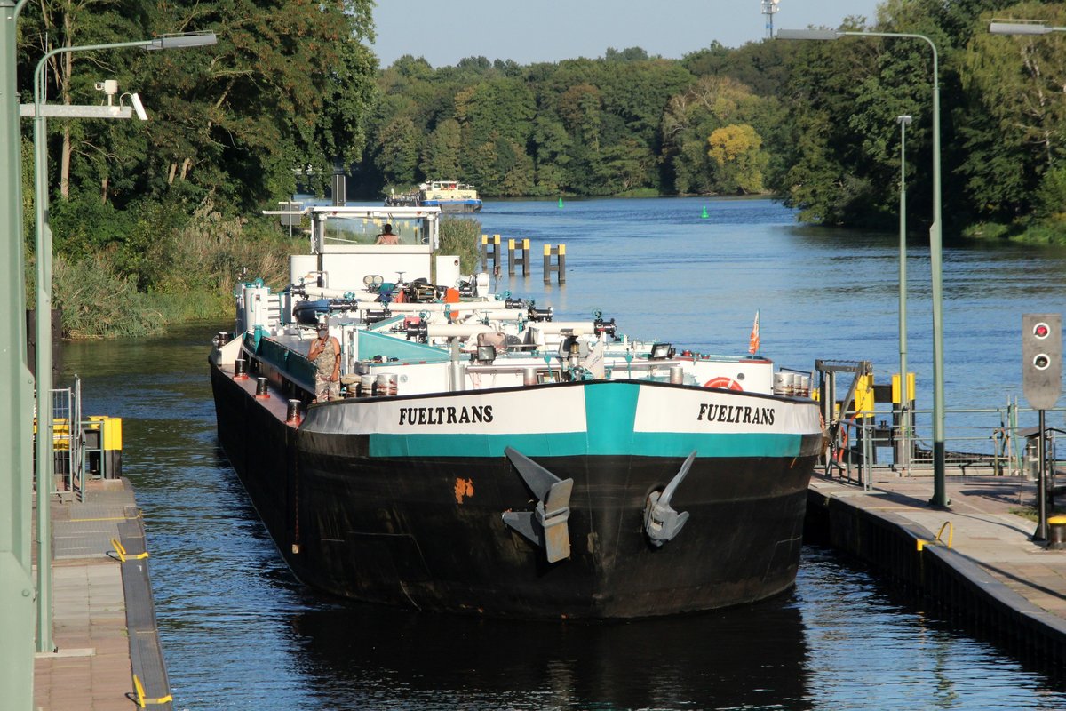 TMS Fueltrans , 06000279 , 82 x 8,20m , bei der Einfahrt in die Schleuse Kleinmachnow zur Talschleusung.