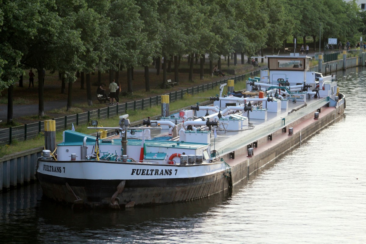 TMS  FUELTRANS 7  (06000279 , 82 x 8,20m) am 28.06.2015 auf der Spree am Iburger Ufer festgemacht. Am folgenden Tag wurde im Charlottenburger Verbindungskanal gelöscht.