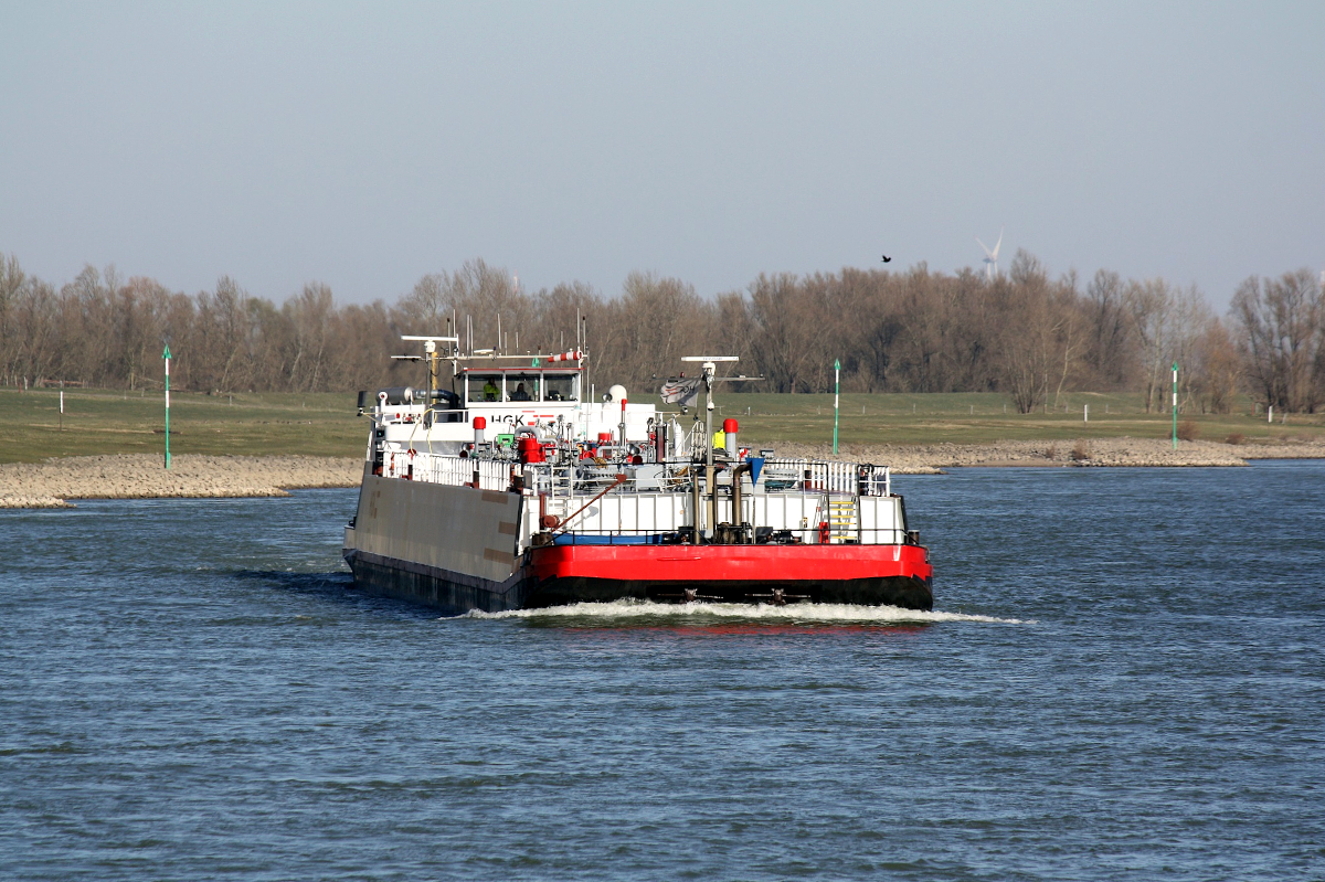 TMS GAS 81 (ENI:04009260) L.106,50 m B.11,40 m T 1794 Flagge Deutschland am 19.03.2022 auf dem Rhein zu Berg in Xanten.