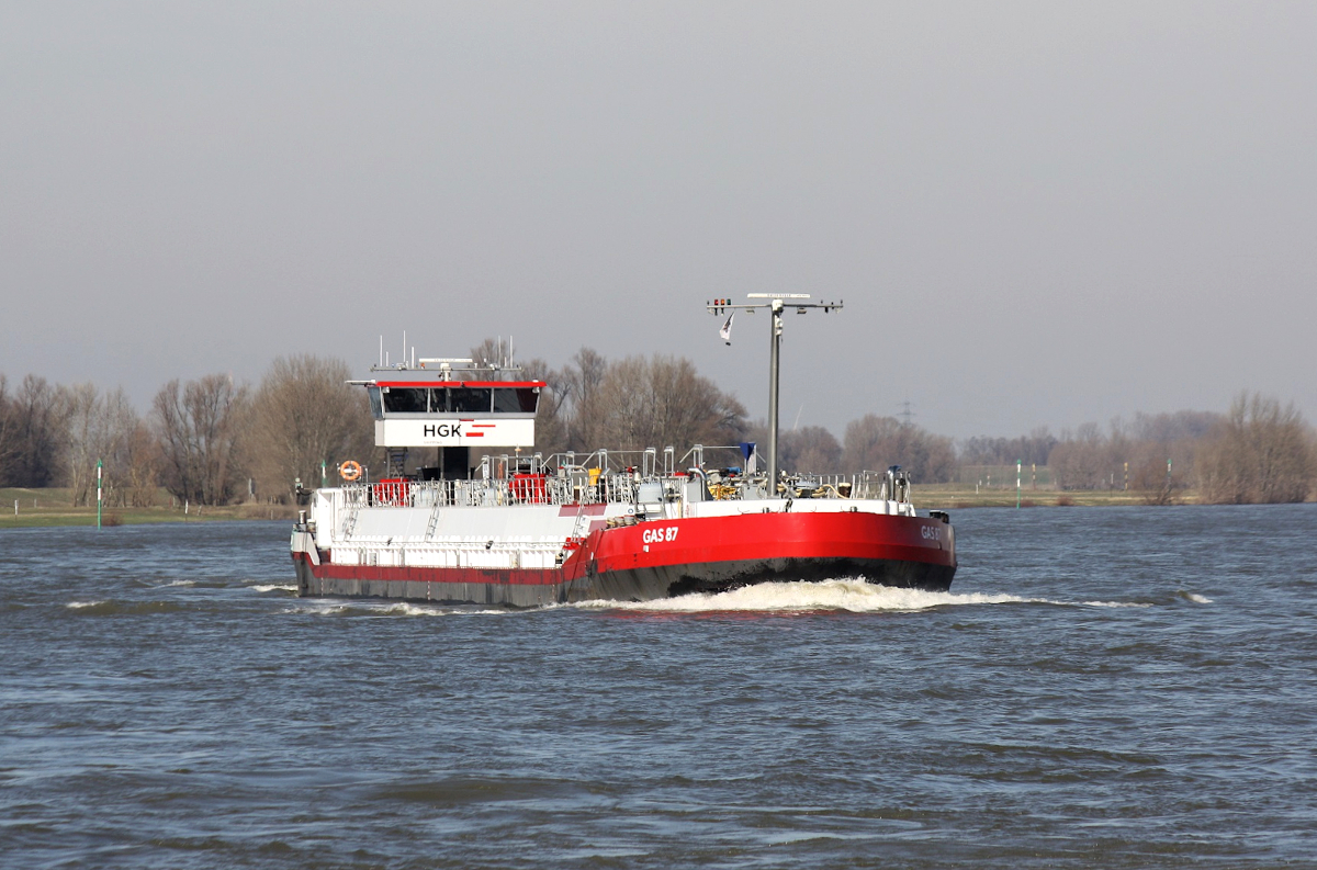 TMS GAS 87 (ENI:02331363) L.110 m B.11,45 m T 1876 Flagge Deutschland auf dem Rhein am 28.02.2022 in Xanten zu Berg.