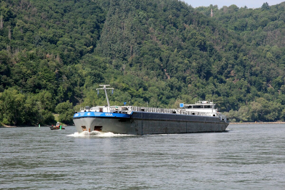 TMS  GESA  (ENI 04805760 , 110 x 11,45m) befuhr am 14.06.2025 den  RHEIN  bei St.Goar-Fellen zu Berg.