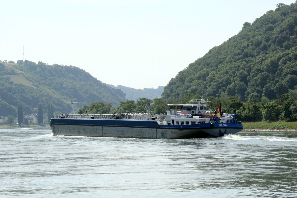 TMS  GESA  (ENI 04805760 , 110 x 11,45m)  am 14.06.2025 auf  RHEIN-Bergfahrt bei Wellmich / St.Goar-Fellen. TMS  GESA  (ENI 04805760 , 110 x 11,45m)  am 14.06.2025 auf  RHEIN-Bergfahrt bei Wellmich / St.Goar-Fellen.