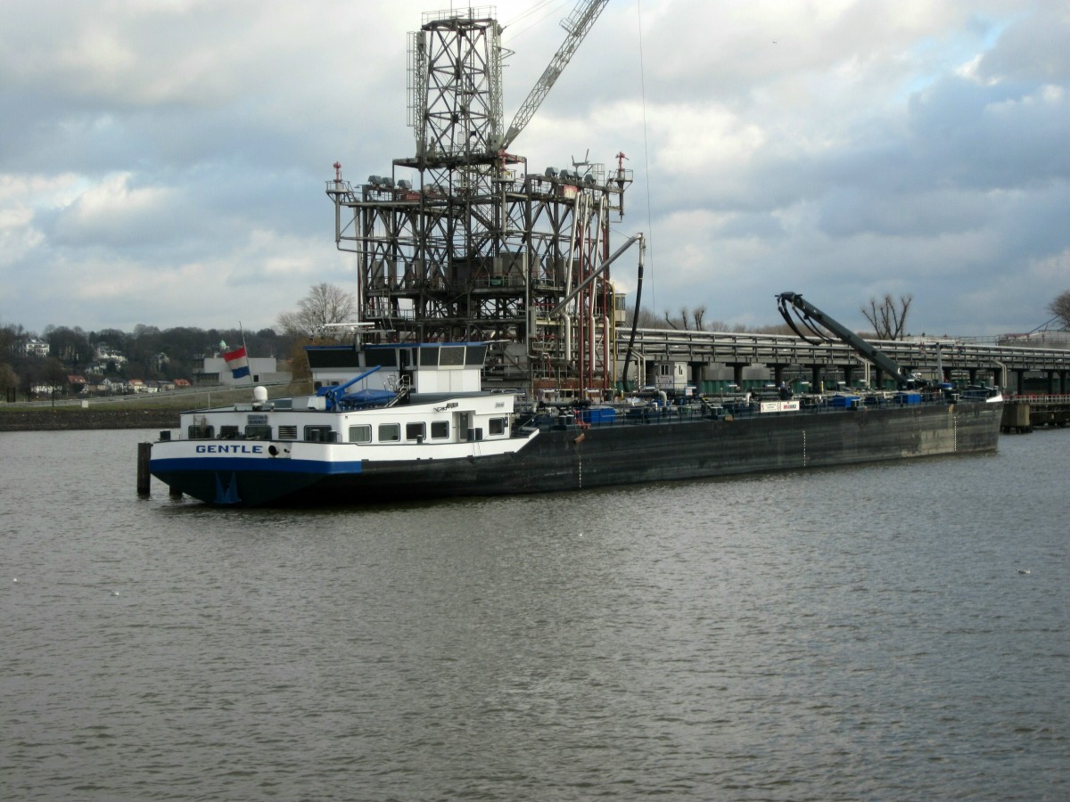 TMS Geutle (02333184 , 110 x 13,50m) am 21.12.2015 im Tankschiffhafen / Köhlfleet / Hafen HH.