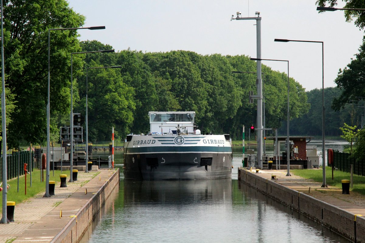 TMS Girbaud (04811700 , 84,99 x 9,57m) am 12.05.2018 bei der Einfahrt in die Schleuse Venhaus im Dortmund-Ems-Kanal zu Tal. 