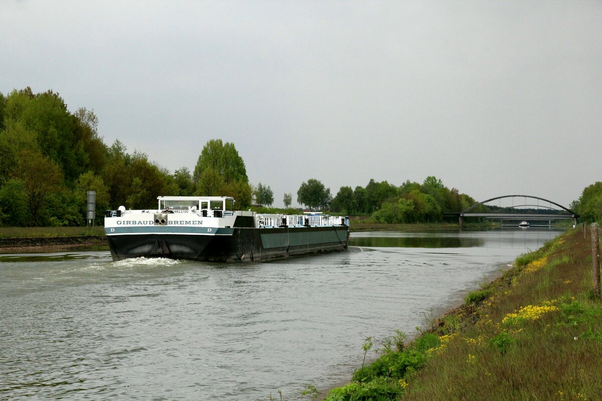 TMS  GIRBAUD  (04811700 , 84,99 x 9,57m) befuhr am 19.05.2021 den  ELBE-SEITENKANAL  zw. Bad Bodenteich und Lüder zu Berg.