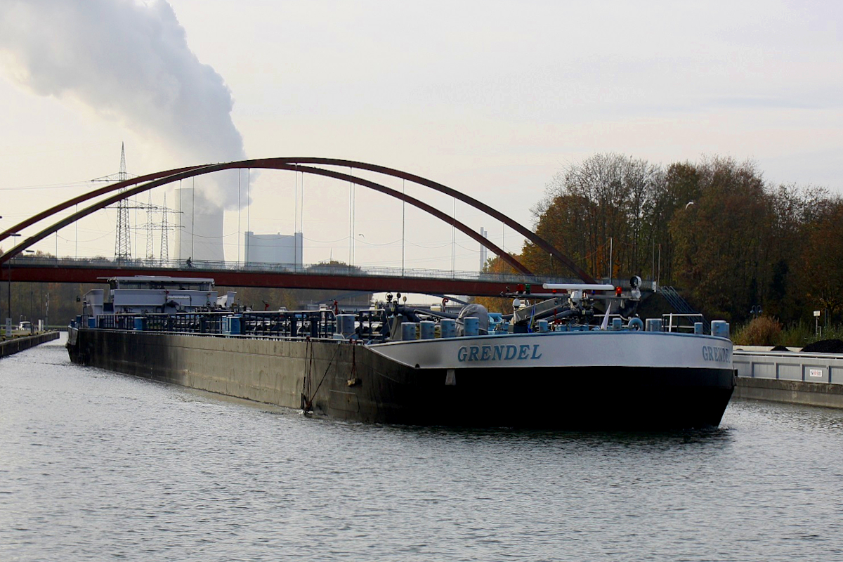 TMS GRENDEL (ENI:04804130) L.110 m B.11,40 m T.2364 Flagge Deutschland  auf dem DEK am 26.11.2022 zu Tal am Dattelner Meer.