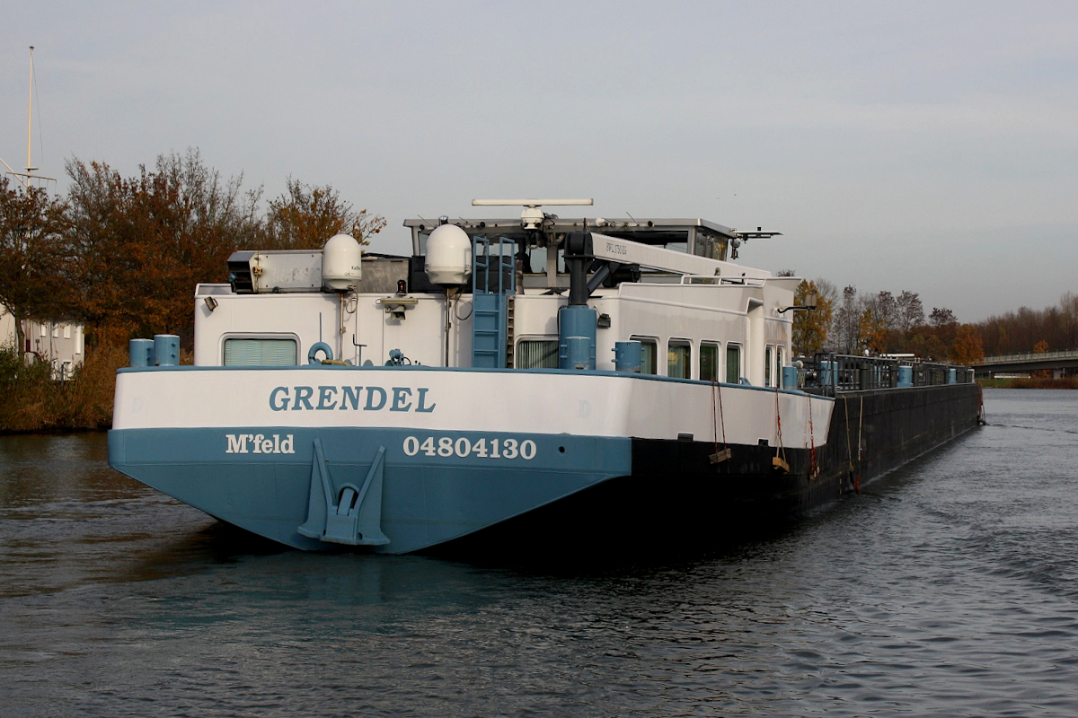 TMS GRENDEL (ENI:04804130) L.110 m B.11,40 m T.2364 Flagge Deutschland  auf dem DEK am 26.11.2022 zu Tal am Dattelner Meer.