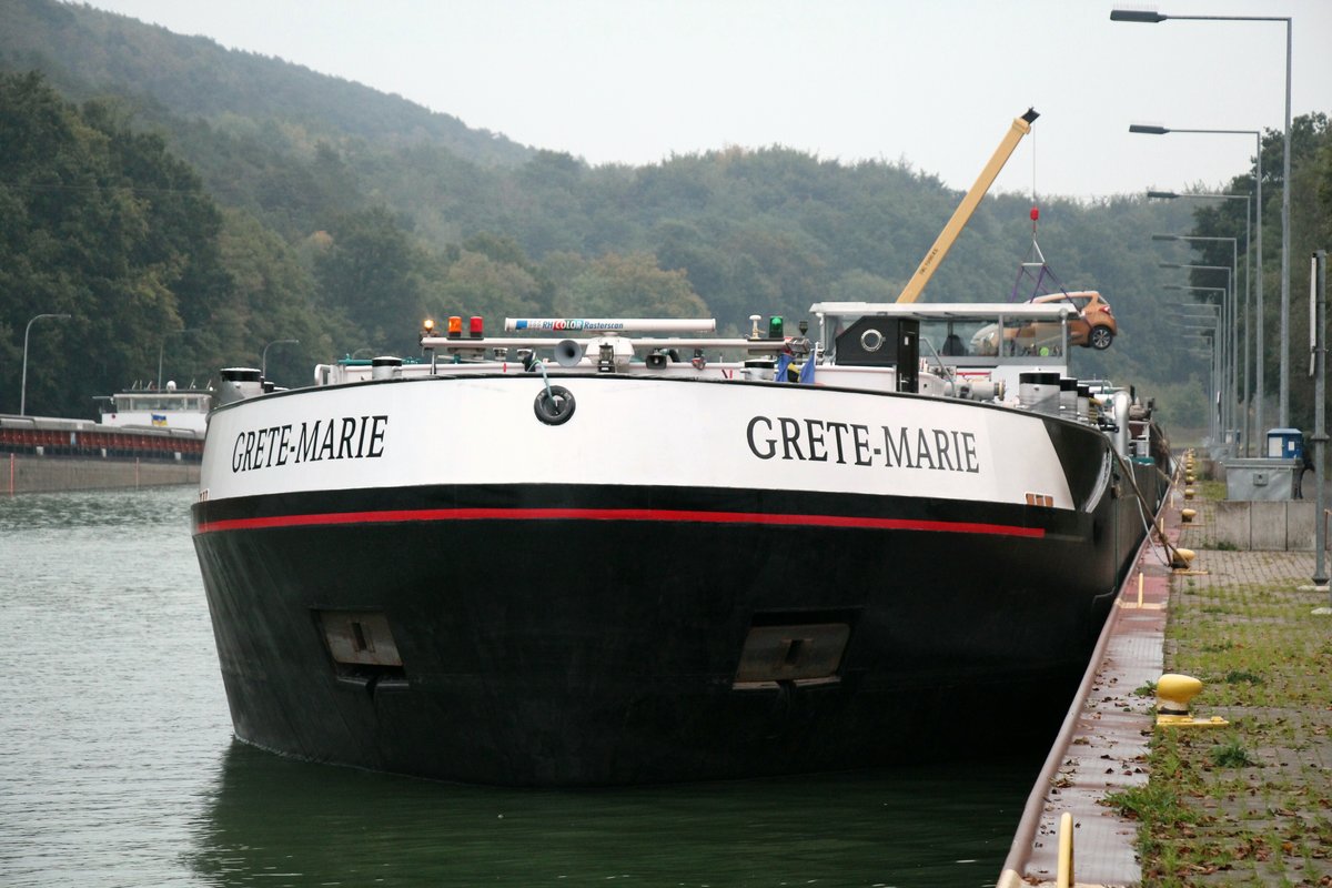 TMS GRETE-MARIE (04808990 , 86 x 9,50m) lag am 28.09.2020 bei Bergeshövede im DORTMUND-EMS-KANAL und am frühen Morgen wurde der PKW an Land gesetzt. 