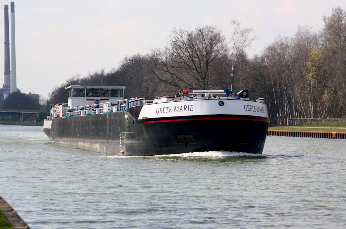 TMS GRETE-MARIE (ENI.04808990) L.86m B.9,50m T1499 Flagge Deutschland am 26.03.2021 auf dem    DEK zu Tal in Datteln.