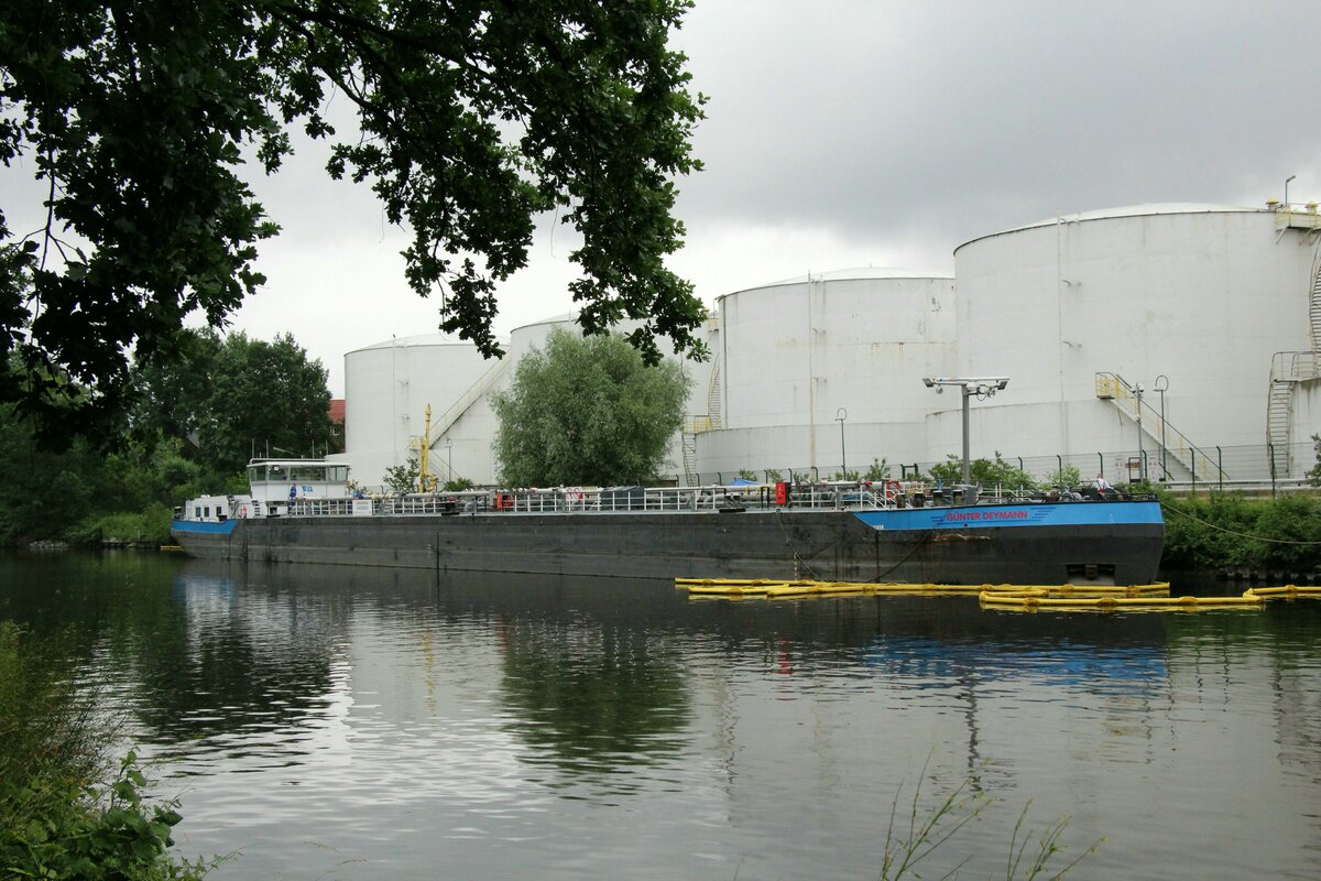 TMS  GÜNTER DEYMANN  (04808080 , 84,68 x 9,5m) lag am 20.06.2022 zum Löschen im  TELTOWKANAL  in Berlin-Lankwitz.