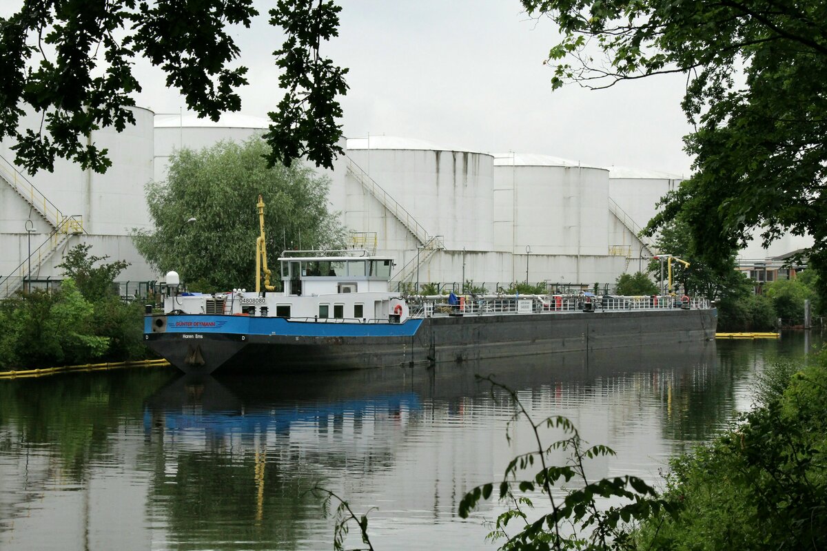 TMS  GÜNTER DEYMANN  (04808080 , 84,68 x 9,5m) lag am 20.06.2022 im  TELTOWKANAL  in Berlin-Lankwitz zum Löschen.