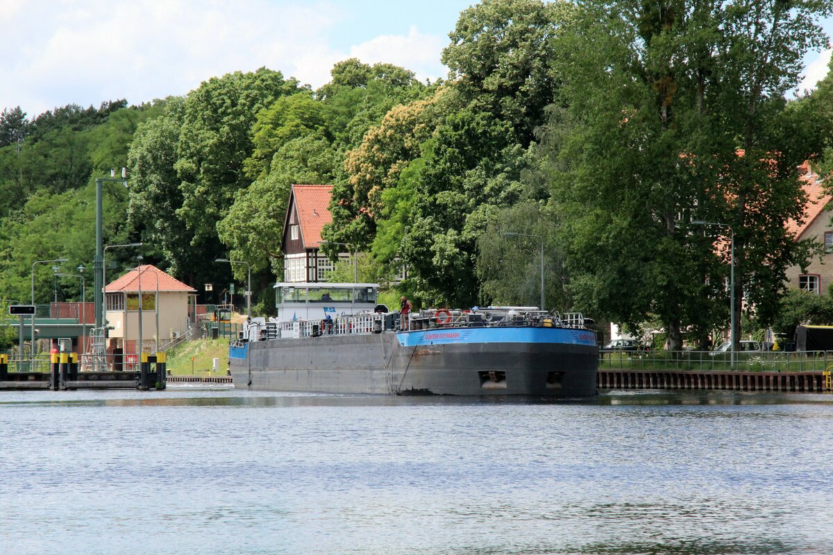 TMS  GÜNTER DEYMANN  (04808080 , 84,68 x 9,5m) verließ am 28.06.2022 die Nordkammer der Schleuse Kleinmachnow  /  TELTOWKANAL  zu Berg.