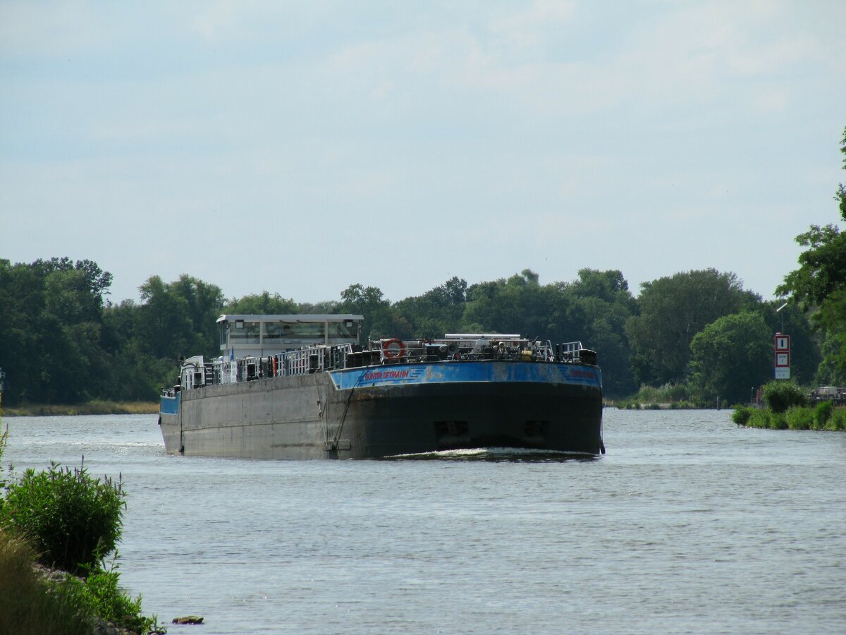 TMS  GÜNTER DEYMANN  (04808080 , 84,68 x 9,5m) am 05.07.2022 im Sacrow-Paretzer-Kanal /  UNTERE HAVEL-WASSERSTRASSE  Höhe Schlänitzsee auf Bergfahrt nach Berlin.