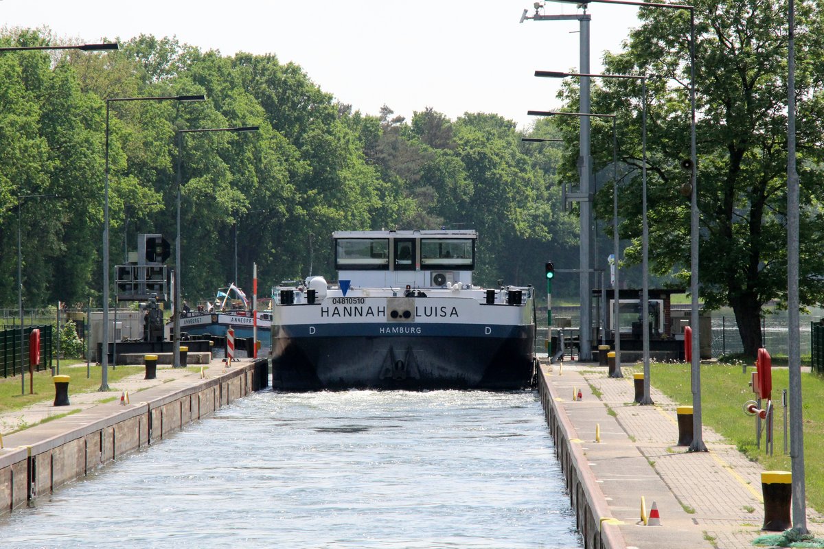 TMS Hannah Luisa (04810510 , 84,99 x 9,60m) am 11.05.2018 beim Verlassen der Schleuse Venhaus im Dortmund-Ems-Kanal zu Berg.