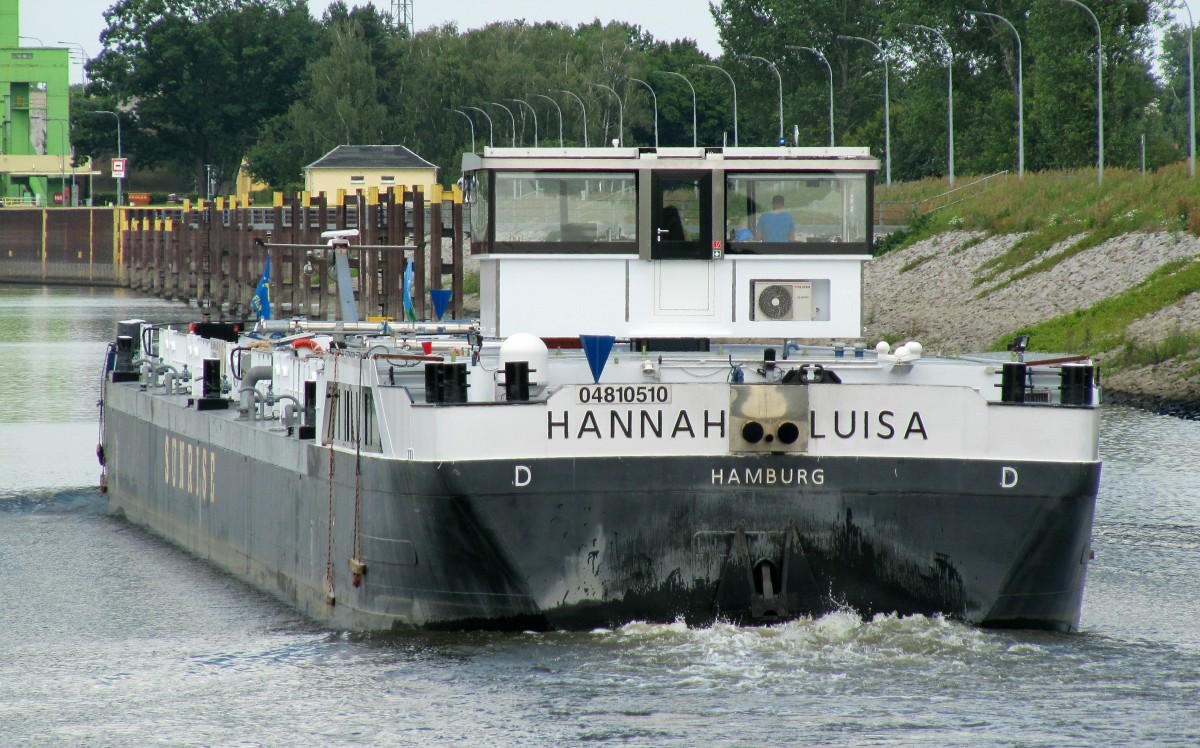 TMS Hannah-Luisa (04810510 , 84,99 x 9,60) hat am 30.06.2014 gerade die Autobahnbrücke der BAB 2 unterquert und fährt im RVK (Rothenseer Verbindungskanal) Richtung Schleuse Rothensee zu Berg