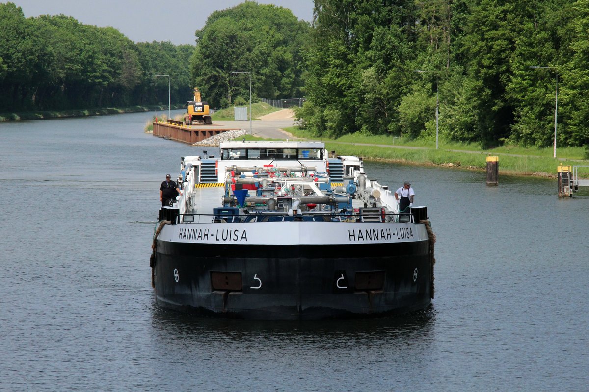 TMS Hannah-Luisa (04810510 , 84,99 x 9,60m) am 11.05.2018 bei der Einfahrt in die Schleuse Venhaus / Dortmund-Ems-Kanal. Fahrtrichtung Bevergern.