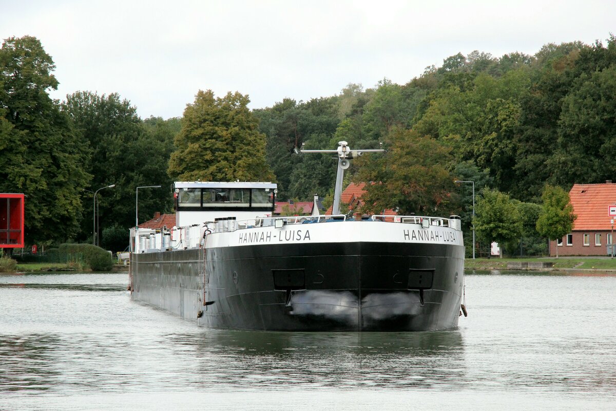 TMS  HANNAH-LUISA  (04810510 , 84,99 x 9,60m) am 27.09.2022 im Nassen Dreieck /  DORTMUND-EMS-KANAL. Das  frisch renoviert  aussehende TMS kam von der Schleuse Bevergern zu Berg.