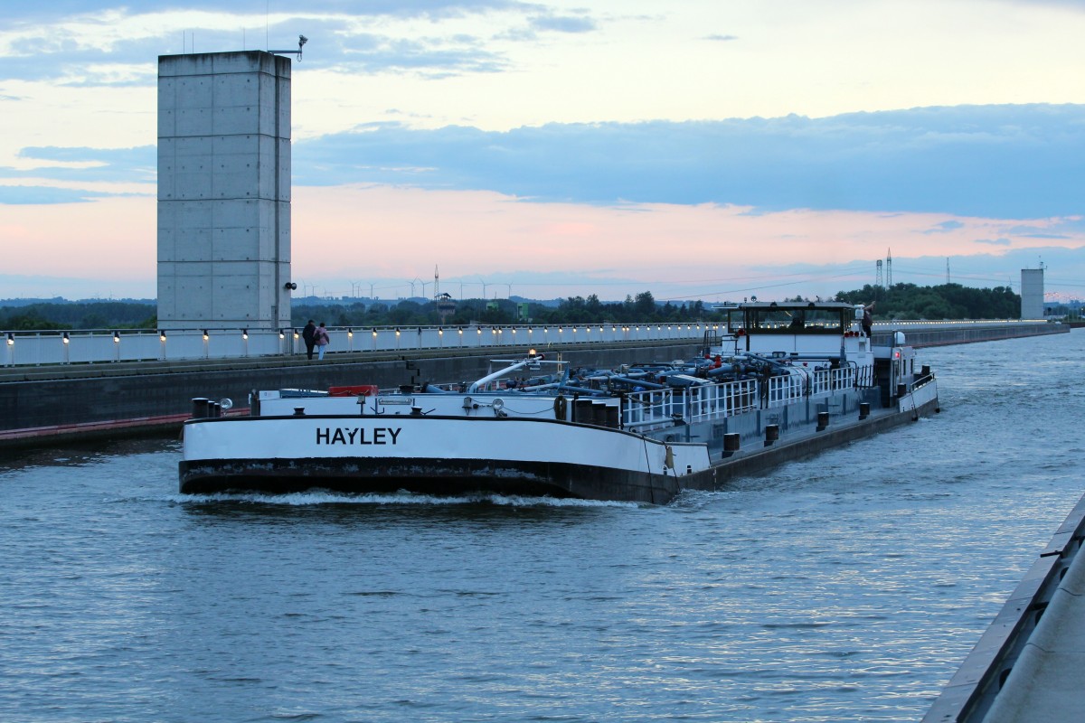 TMS Hayley (04015020 , 85 x 9) am 24.05.2014 im Mittellandkanal auf der Trogbrücke und überquert gerade die unter ihr fliessende Elbe.