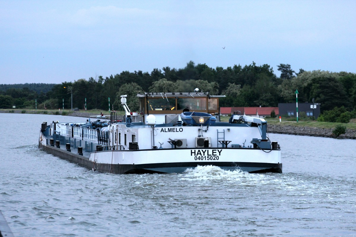 TMS Hayley (04015020 , 85 x 9) hat am 24.05.2014 die Trogbrücke (gehört zum MLK) überquert und fährt Richtung Schleuse Hohenwarthe