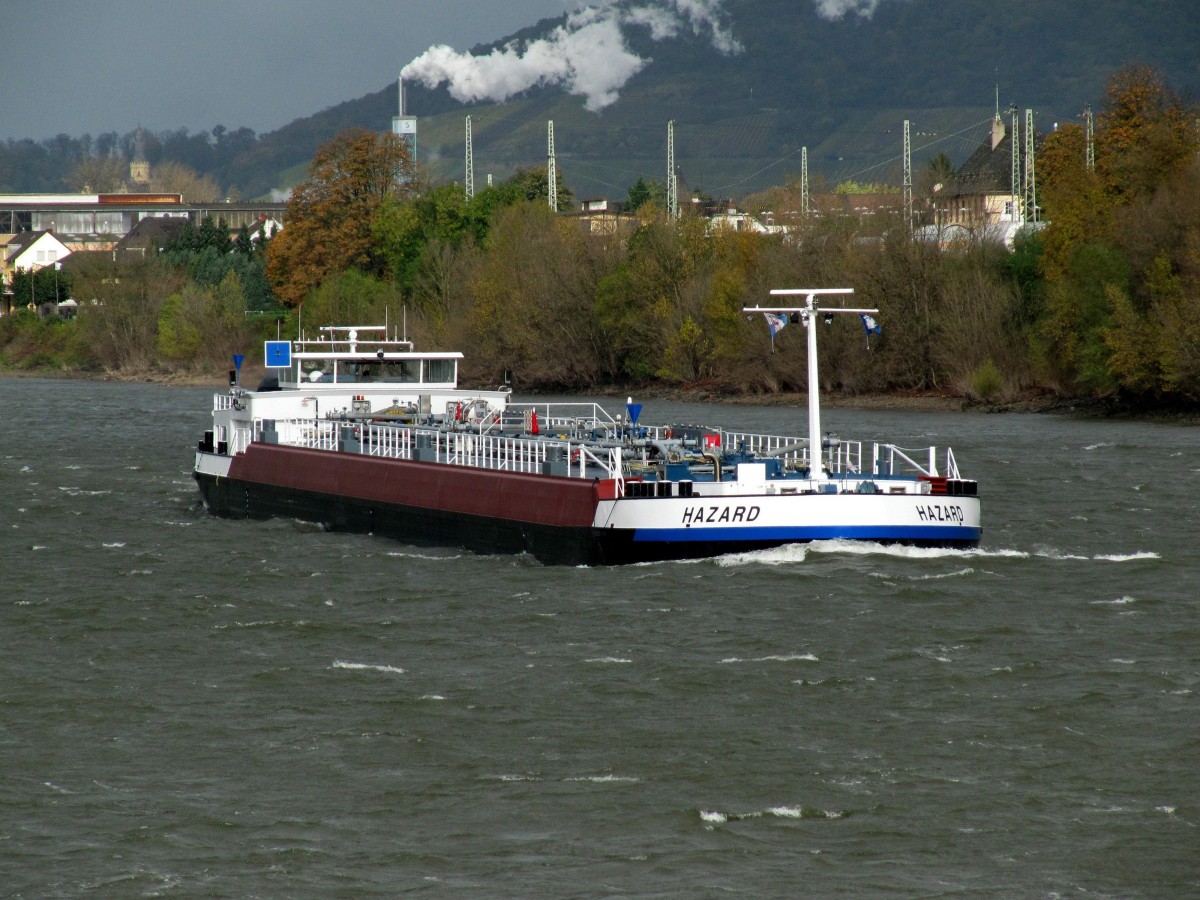 TMS Hazard (02325891 , 110 x 11,40m) am 22.10.2014 beim Rhein-km 619 auf Bergfahrt.