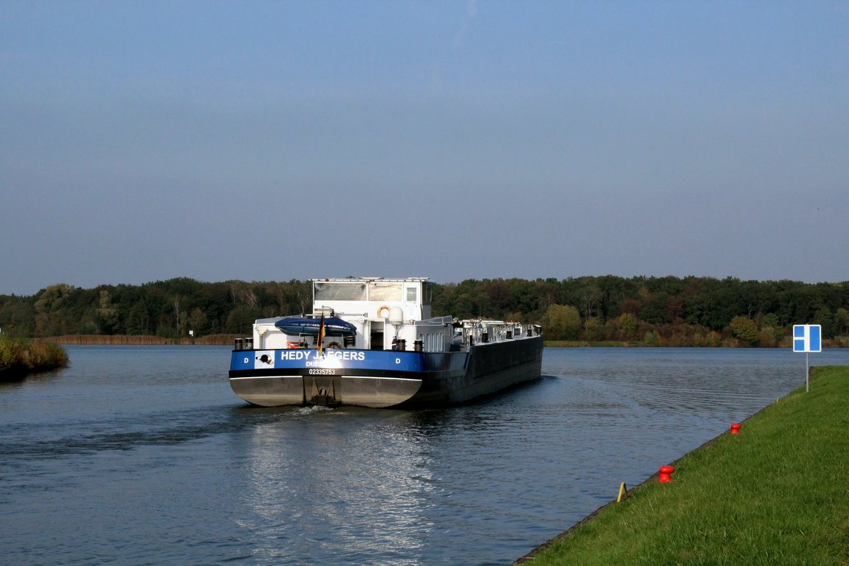 TMS Hedy Jaegers (02335753 , 85 x 9,60m) am 23.10.2019 im Mittellandkanal Höhe Edesbüttel auf Bergfahrt. Das TMS bog nach Backbord in den Elbe-Seitenkanal zu Tal ab.