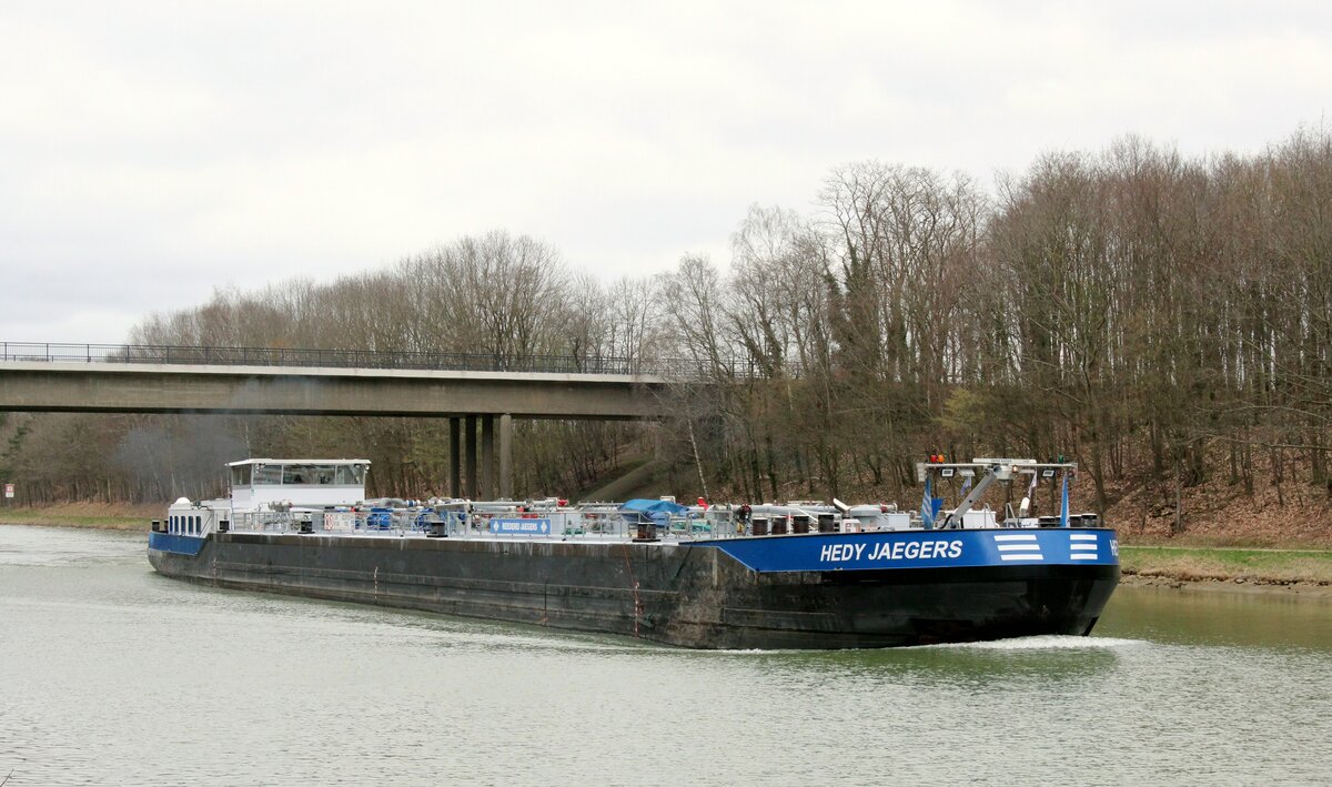 TMS  HEDY JAEGERS  (ENI 02335753 , 85 x 9,60m) befuhr am 26.03.2025 den  MITTELLANDKANAL  vor dem Nassen Dreieck zu Tal. Das TMS hatte gerade die Millionenbrücke unterquert.