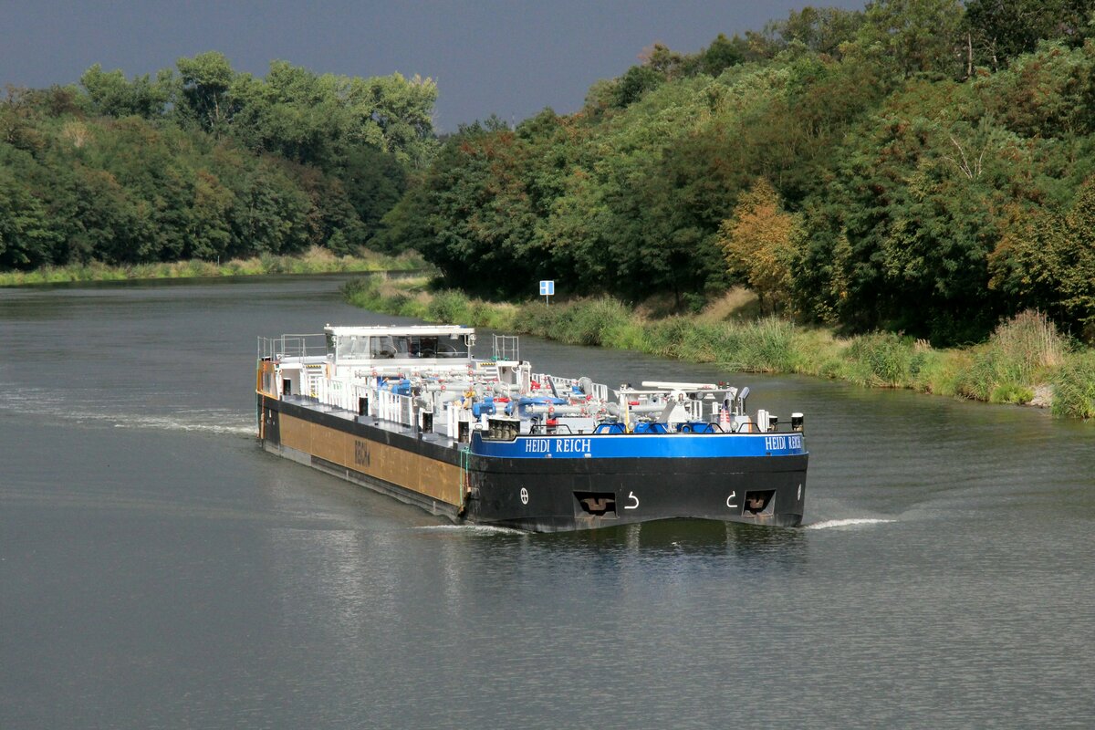 TMS  HEIDI REICH  (04813860 , 84,97 x 9,60m) kam am 13.09.2023 aus Berlin und befuhr den  ELBE-HAVEL-KANAL  Höhe Pareyer Verbindungskanal zu Tal Richtung Schleuse Zerben.