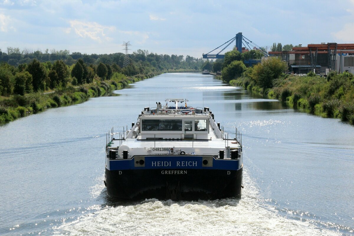 TMS  HEIDI REICH  (04813860 , 84,97 x 9,60m) , am 13.09.2023 im  ELBE-HAVEL-KANAL  Höhe Parey zu Tal Richtung Schleuse Zerben. Das TMS kam aus Berlin.