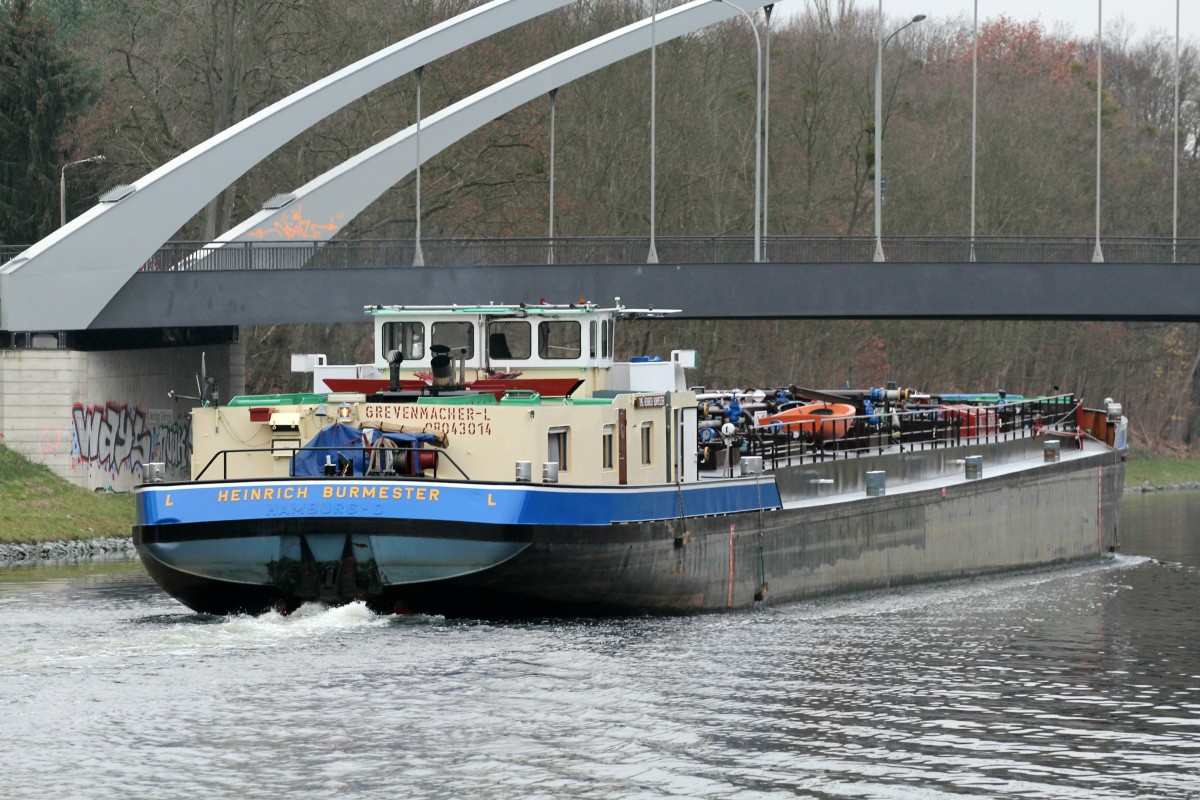 TMS Heinrich Burmester (08043014 , 80 x 9m) am 07.12.2015 beim Unterqueren der Nedlitzer Südbrücke im Sacrow-Paretzer Kanal zu Tal.