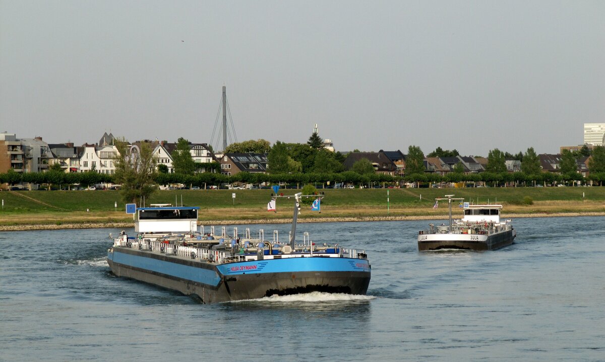 TMS  HELGA DEYMANN  (02327108 , 110 x 11,45m) und  TMS  JULIA  (02332840 , 86 x 9,60m) am 13.08.2025 auf  RHEIN-Bergfahrt bei Düsseldorf. 