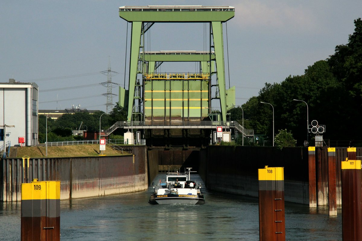 TMS Hencor (02207596) am 14.05.2018 bei der Einfahrt zur Bergschleusung in der grossen Kammer der Schleuse Friedrichsfeld (WDK).