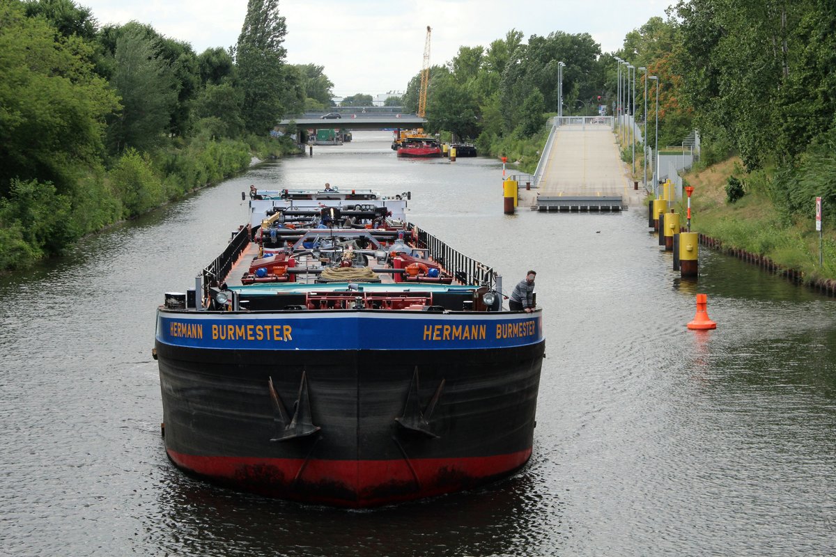 TMS Hermann Burmester (08043013 , 80 x 9m) am 06.07.2016 im Charlottenburger Verbindungskanal auf Bergfahrt. Rechts im Bild die Verladerampe für die Siemens-Gasturbinen. Dort wird der GSL Ursus (04810440) immer beladen.