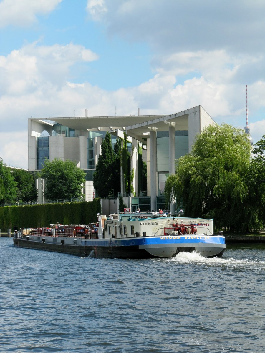 TMS Hermann Burmester (08043013 , 80 x 9m) am 07.07.2016 vor dem Machtzentrum der Bundesrepublik Deutschland (dem Bundeskanzleramt) auf der Spree zu Berg. Rechts im Bild ist noch der Fernsehturm zu sehen.