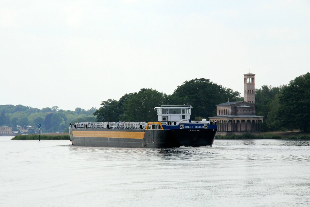 TMS Holly Reich (04813540 , 86 x 9,60m) am 11.06.2019 auf der Havel zw. dem Krughorn (Backbord) und der Sacrower Kirche (Steuerbord) auf der Havel zu Tal.