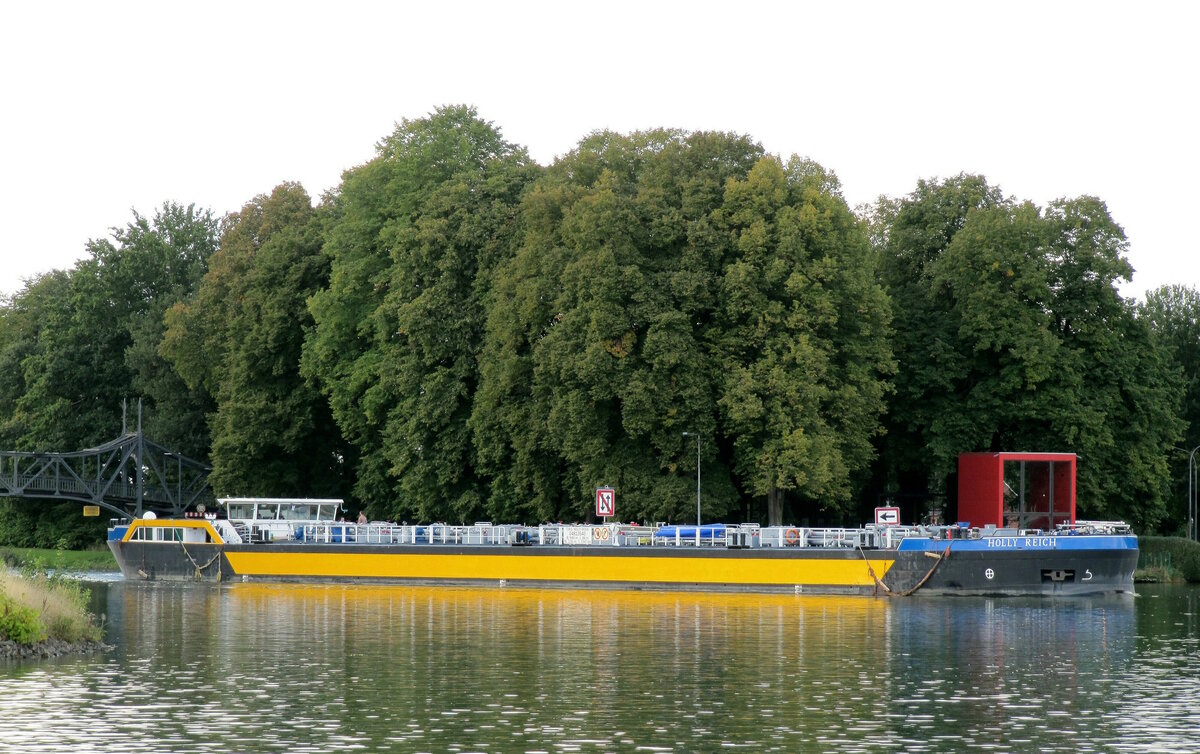 TMS  HOLLY REICH  (04813540 , 86 x 9,60m) am 28.09.2022 im Nassen Dreieck. Das TMS fuhr vom  DORTMUND-EMS-KANAL zu Berg nach Backbord in den Mittellandkanal zu Berg ein. 